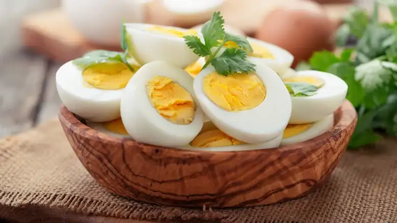 ¿Cuánto tiempo se conservan los huevos duros en el refrigerador?