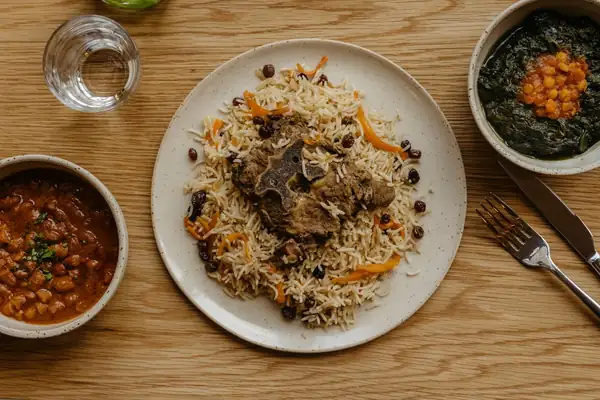 Reseña del restaurante Azra: Este generoso plato afgano es justo lo que pidió el niño gordito