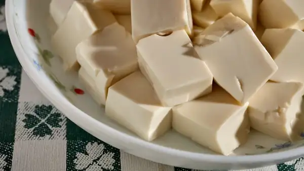 The Trick To Using Tofu As A Cream Cheese Substitute Is So Simple