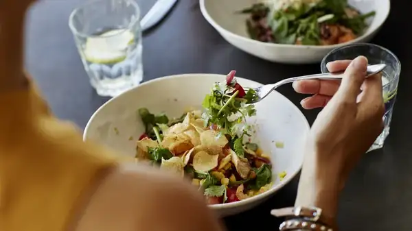La posible razón de seguridad por la que quizás quieras evitar pedir ensalada en los restaurantes