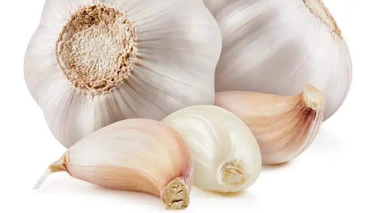 The Scientific Reason Garlic Tastes Milder After Rinsing It