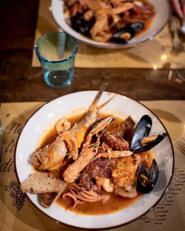Guiso italiano de mariscos mixtos