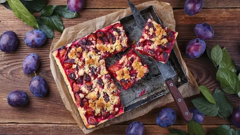 Así es como se hace la tarta de ciruelas de la mujer perezosa, una galleta más simple que la que apenas hay