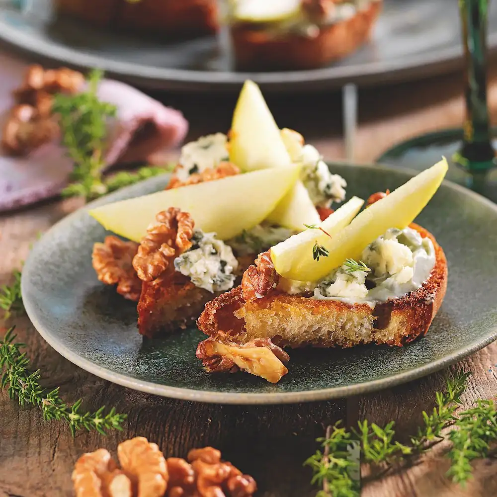 Roquefort, apple and walnut crostini: a tantalizing idea
