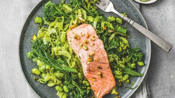 Salmon with lime, pistachios and green vegetables