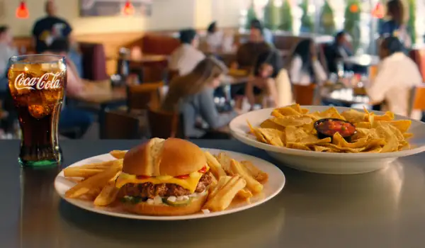 Denny's lanza nuevos menús combinados Triple Play desde $9.99