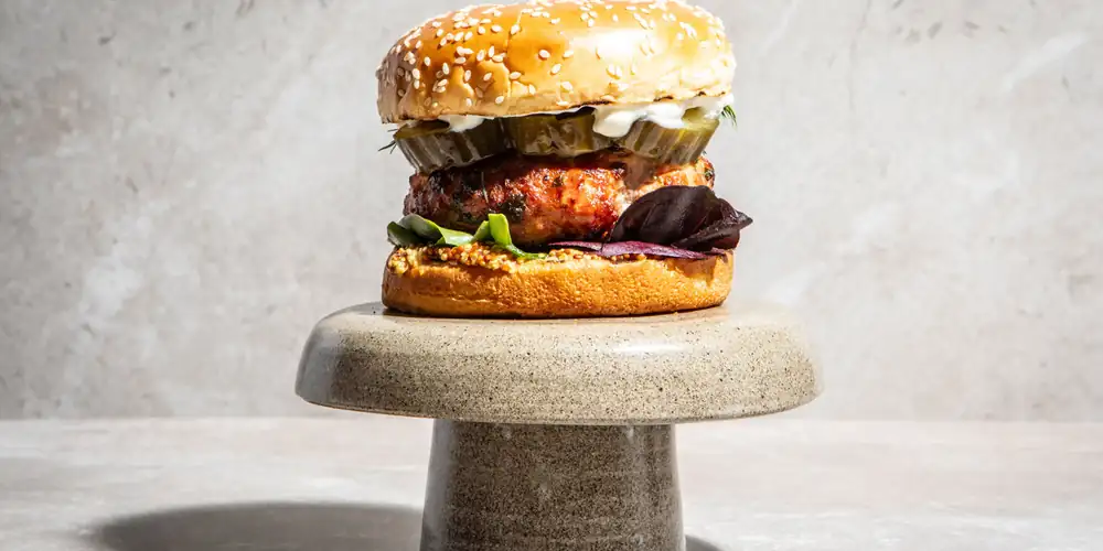 Hamburguesas de cerdo con pepino fermentado, mostaza y eneldo (receta)