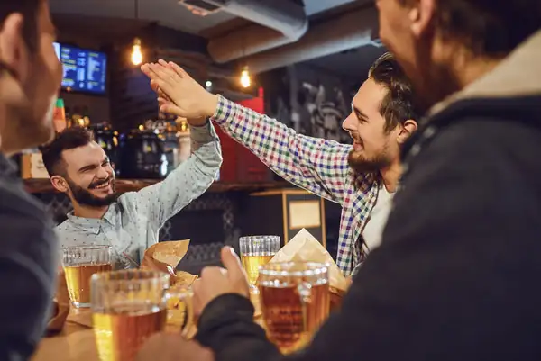 ¿Estás planeando un fin de semana en una cervecería? Aquí te contamos cómo mantenerlo divertido en lugar de agotador