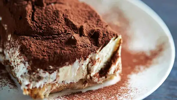 Con dos rebanadas de pan de sándwich y un yogur griego, te prepararé un desayuno dietético al estilo tiramisú