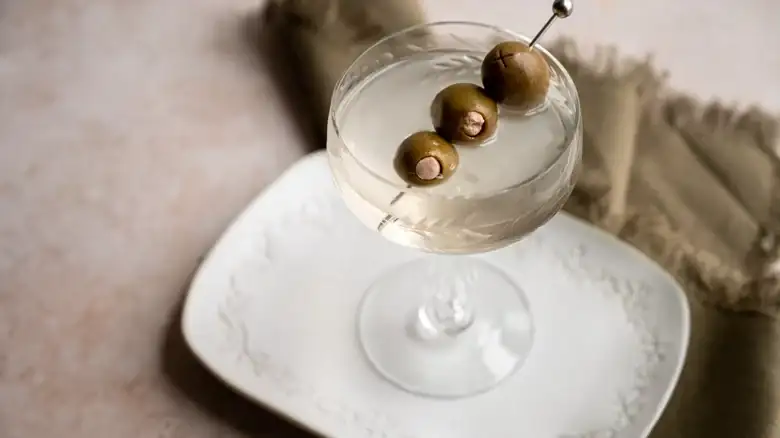 Receta de martini sucio con queso azul
