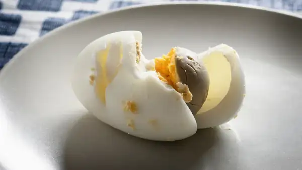 ¿Qué hace que las yemas de tus huevos duros se pongan verdes? (Y cómo evitarlo)