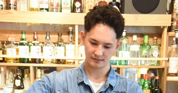 Noticias en inglés sencillo: Un nuevo vaso de cerveza "inestable" ayuda a la gente a beber agua