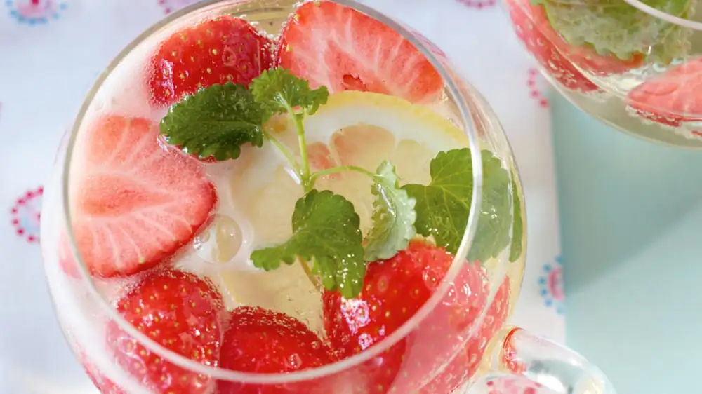 Strawberry punch with sparkling wine