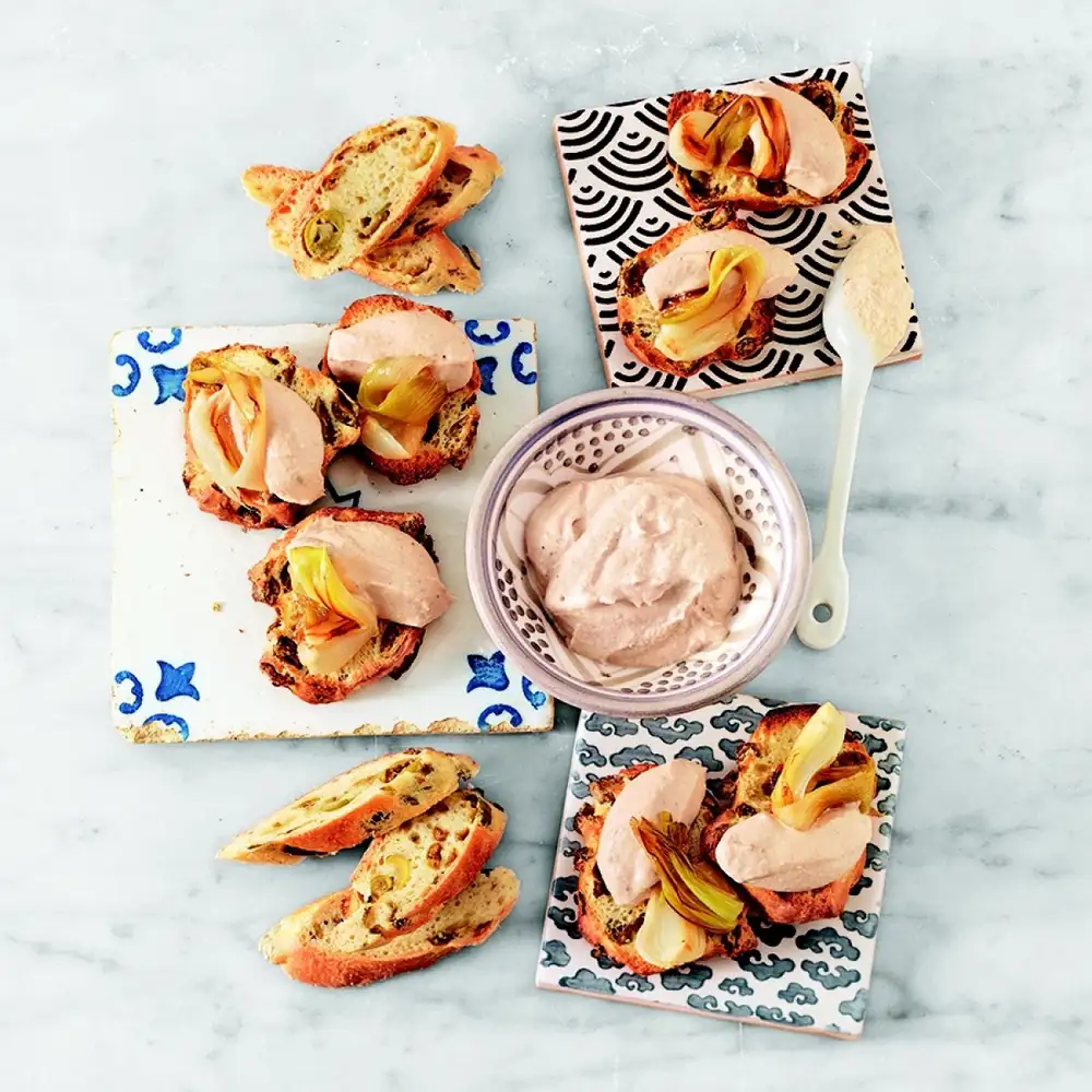 Mousse de atún con cebolletas sobre tostadas de aceitunas