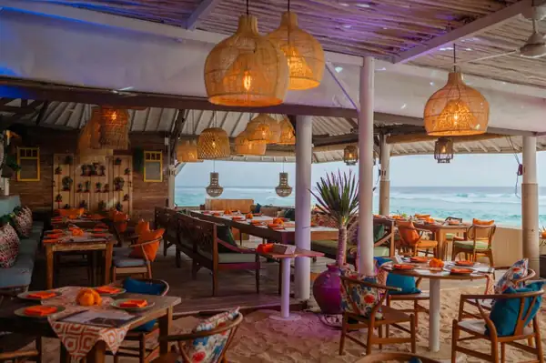 Deléitese con los intensos sabores de la India en el Tandoori Bar & Grill, situado frente a la playa