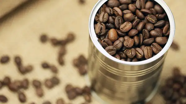 Antes de reutilizar una lata de café en tu jardín, haz esto primero