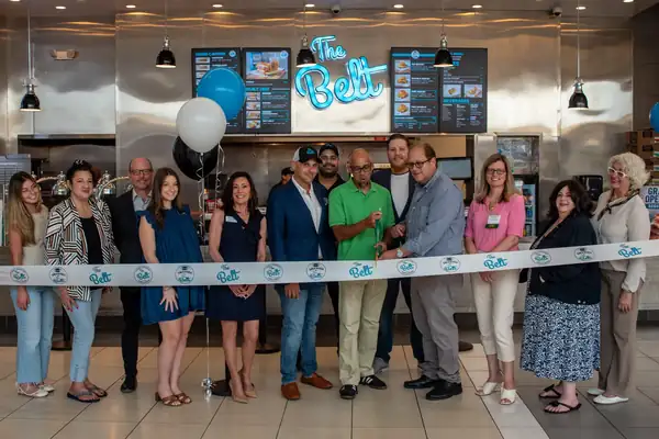 El Kura Revolving Sushi Bar en Parsippany utiliza una cinta transportadora para absorber la demanda