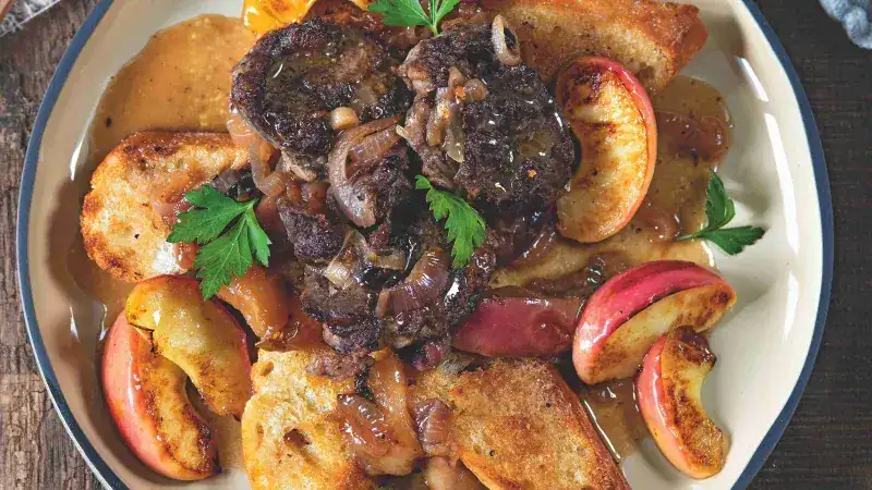 Pork cheeks in cider with apples