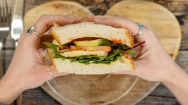 La alternativa a la mayonesa con ajo que puede mejorar tus sándwiches