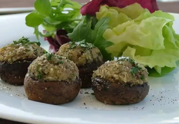 Champiñones rellenos con parmesano y tomillo
