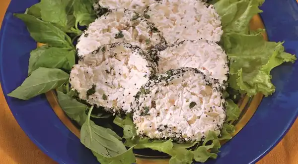 Cheese roll for the holiday table