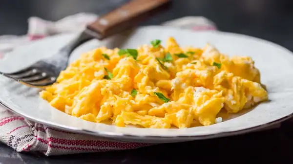 Este ingrediente mexicano puede transformar unos huevos revueltos básicos