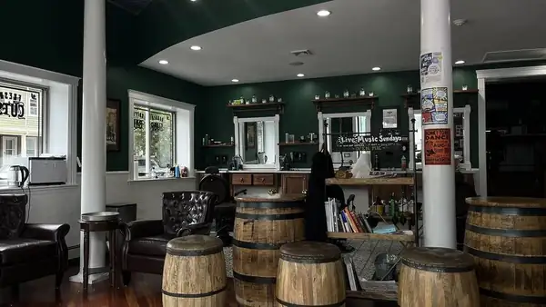 Hay una cafetería escondida dentro de esta barbería de estilo antiguo, y puedes pedir un café con leche especial y un pastel por menos de 10 dólares