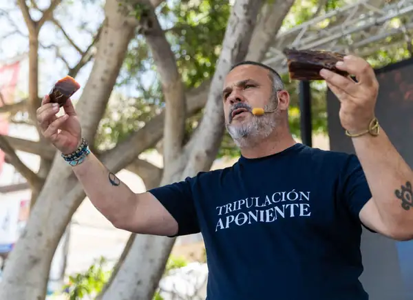 Una demostración de corte de atún procedente de Tenerife y las salchichas de marisco de Ángel León inauguraron el 7º Encuentro de los Mares