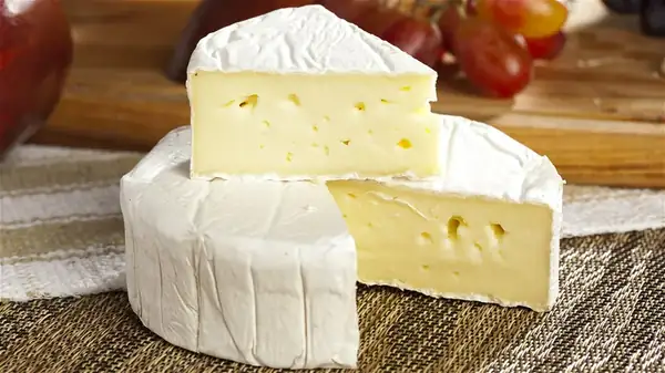 The Absolute Best Accompaniments To Serve With Brie Cheese