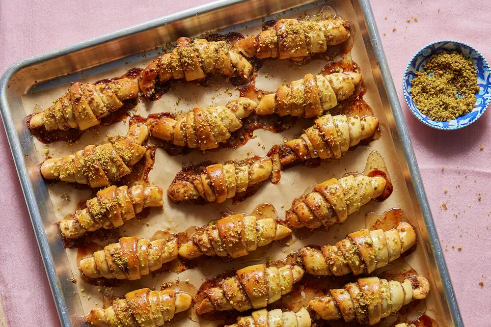 Rugelach al estilo israelí con relleno de pistacho y dátil y miel de agua de rosas