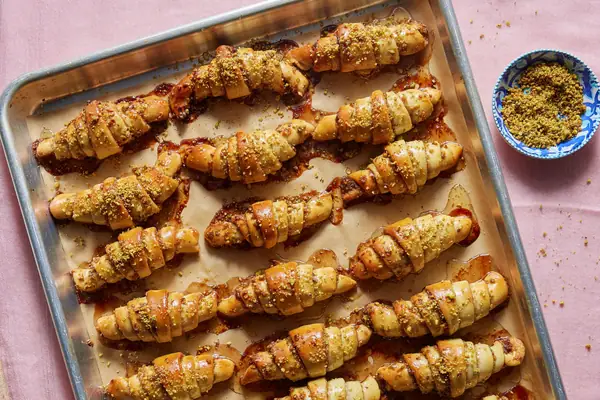 Rugelach al estilo israelí con relleno de pistacho y dátil y miel de agua de rosas