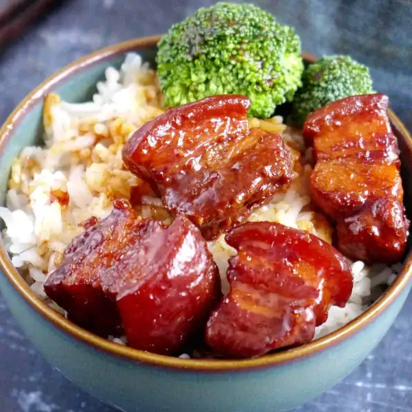 Panceta de cerdo estofada (Hong Shao rou/红烧肉)