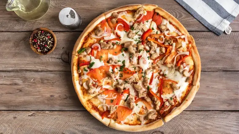 El pavo sobrante es un ingrediente para pizza subestimado que debes probar