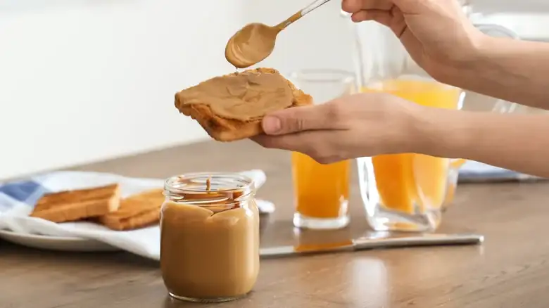 5 maneras de espesar ese frasco de mantequilla de maní líquida