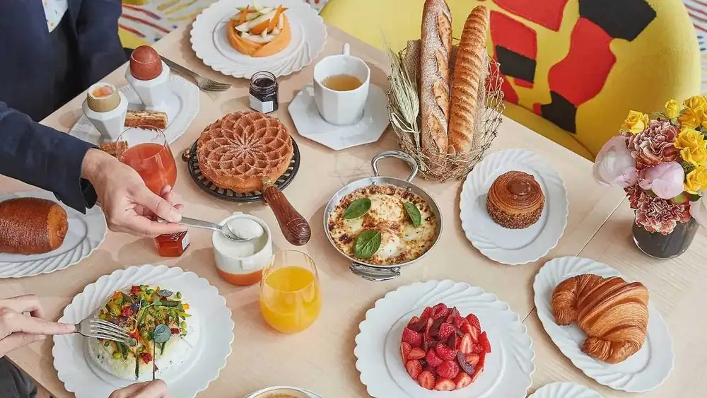 El desayuno es el nuevo lujo gastronómico: este lo demuestra, habiéndose convertido en una parada obligatoria para quienes visitan París