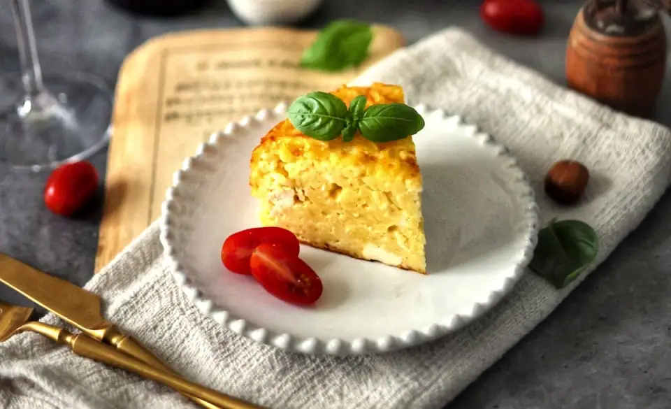 Kugel de fideos salados con queso de cabra