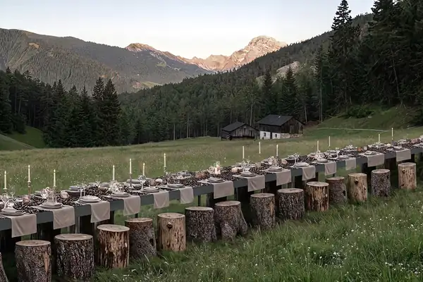 Smach combina cuatro esculturas forestales con vinos regionales en el paseo por Val d'Ert