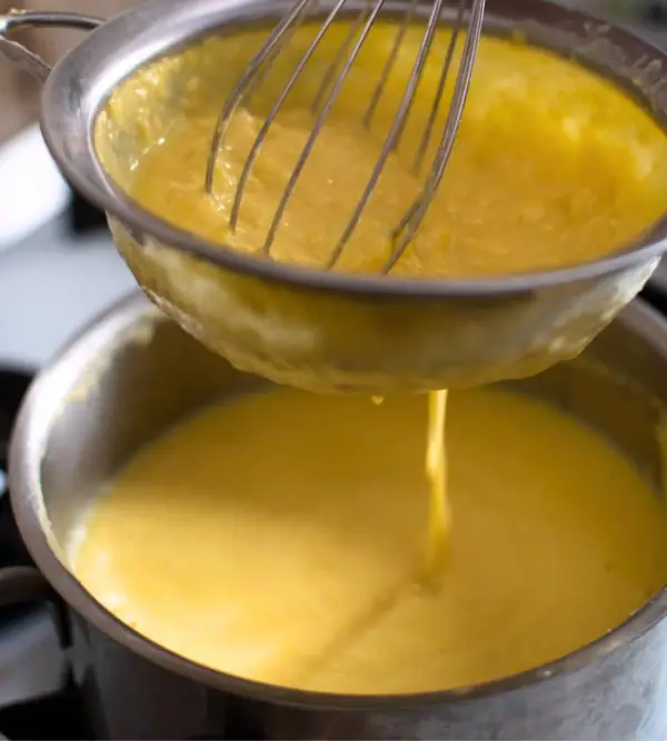 Sopa cremosa de maíz con lima, chile y tortilla horneada