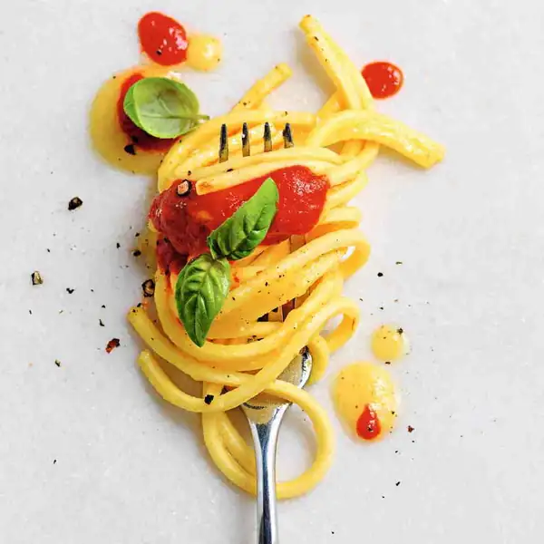 Spaghetti alla chitarra with two cherry tomatoes