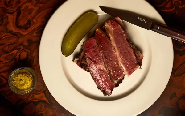 Linny's recrea el clásico asador judío americano con elegancia moderna
