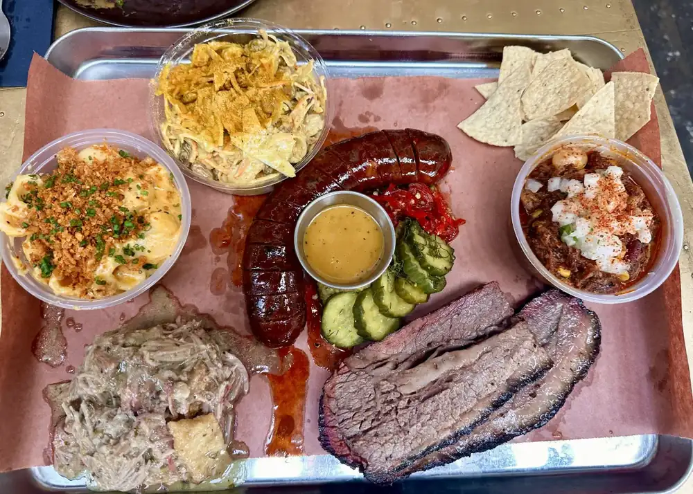 BBQ al estilo de Texas y brandy hacen una gran combinación en Burnt Faith