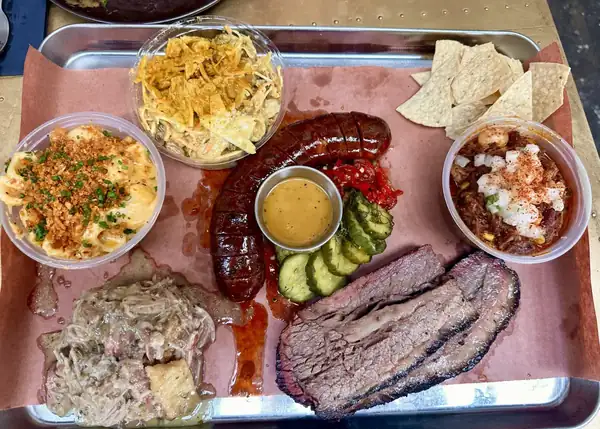 BBQ al estilo de Texas y brandy hacen una gran combinación en Burnt Faith