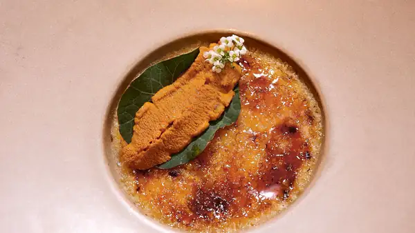 Wow on your plate: crème brûlée with asparagus and sea urchin from Fred & Joris