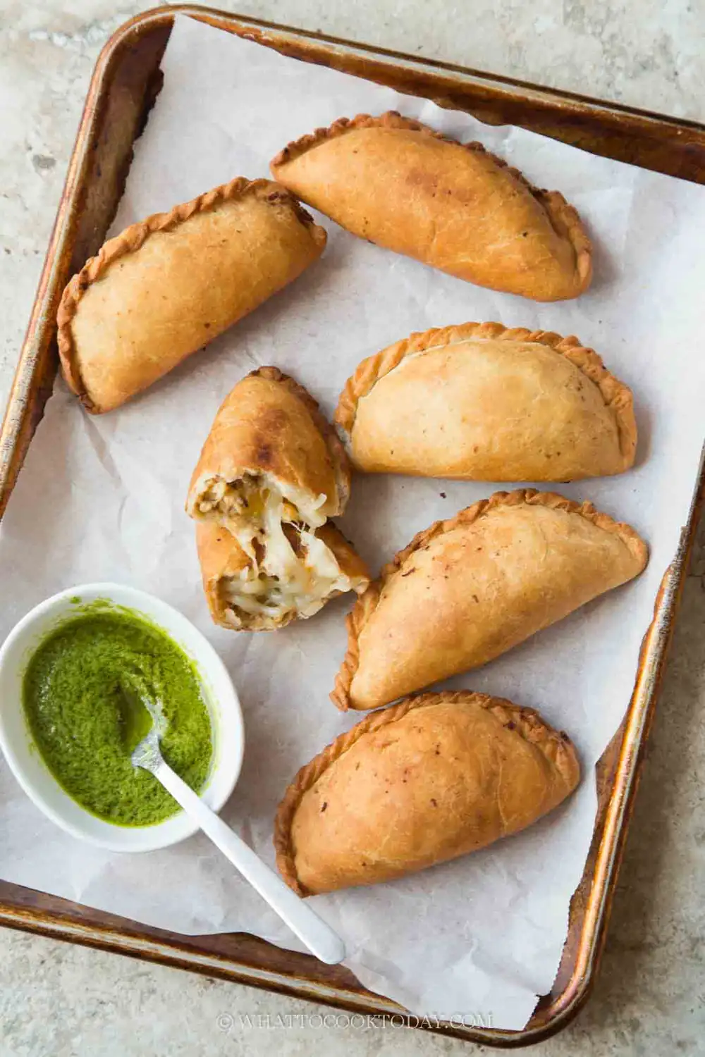 Empanad de pollo asado desmenuzado y descarte de masa madre