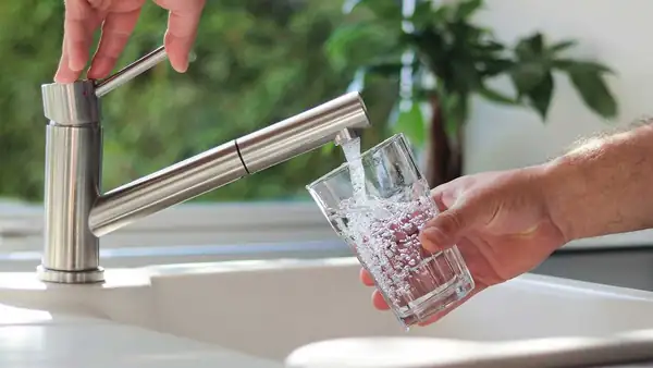 El agua del grifo no es un derecho si estás en un restaurante italiano