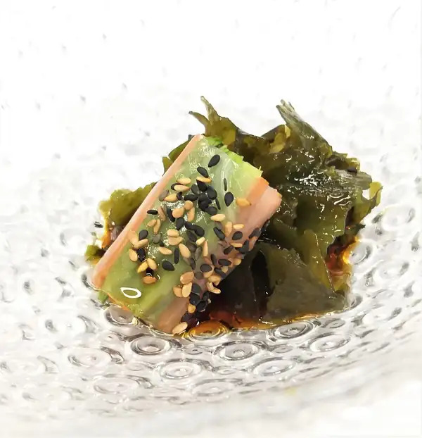 Rollitos frescos con ensalada de algas