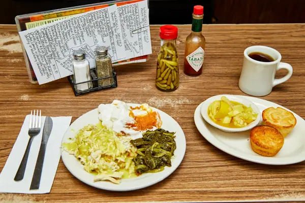 A pesar del rápido crecimiento de Nashville, los restaurantes tradicionales de la ciudad conservan su espíritu comunitario.