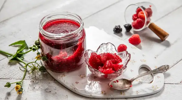 Gelatina de frambuesa con agar-agar para el invierno