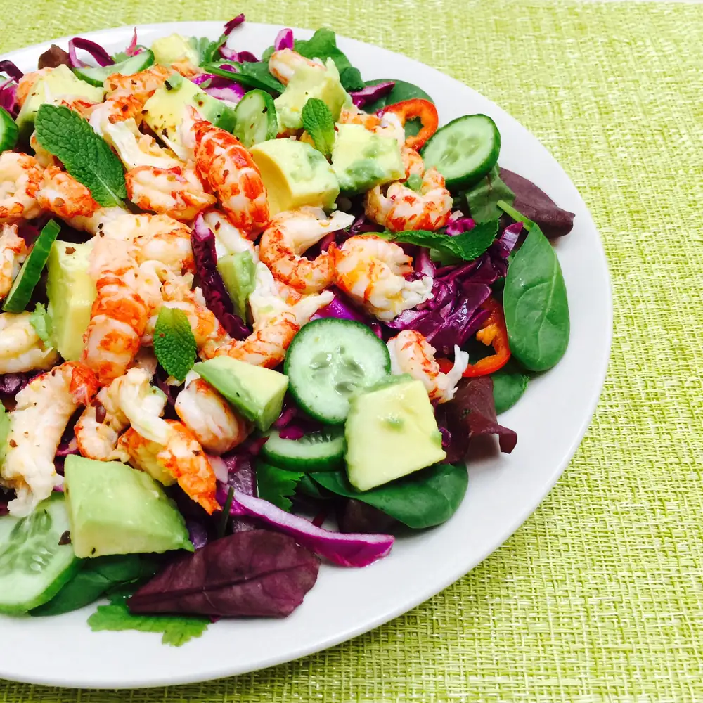 Ensalada de cangrejo de río con aguacate, col lombarda y pepino