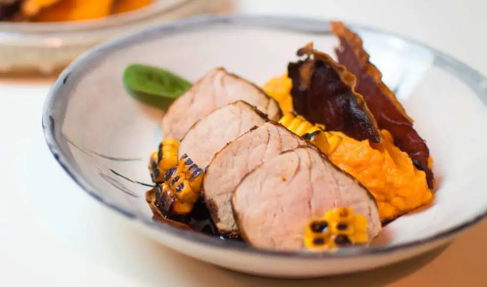 Solomillo de cerdo con puré de batatas y maíz